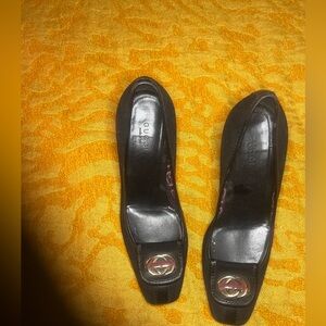 Gucci pumps suede